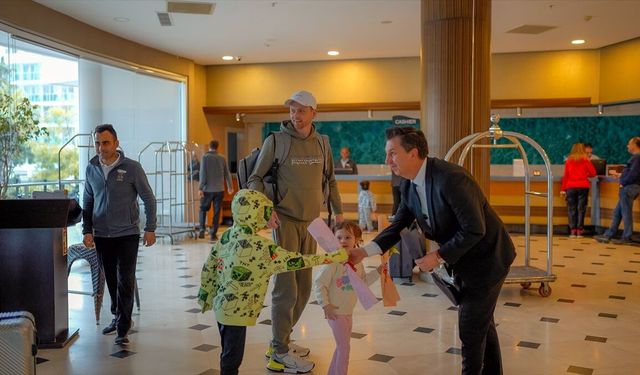 Marmaris'te turizm sezonu İngiliz turist kafilesinin gelmesiyle başladı