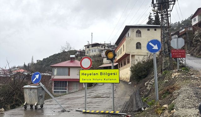 Mersin'de heyelan nedeniyle bazı evler zarar gördü