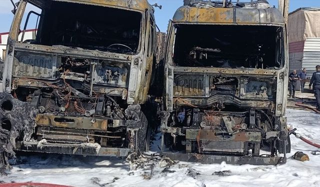 Mersin'de park halindeki 2 tırda çıkan yangın söndürüldü