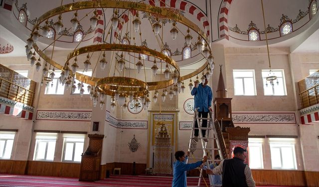Meslek lisesi öğrencileri ramazanda camilerin bakım ve onarımını yapıyor