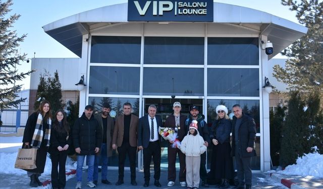 Milli sürat patenci İlyas Karadağ memleketi Erzurum'da çiçeklerle karşılandı