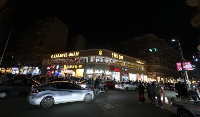 Mısır'da tasarruf önlemleri kapsamında dükkanlar erken kapandı, sokaklar karanlığa büründü
