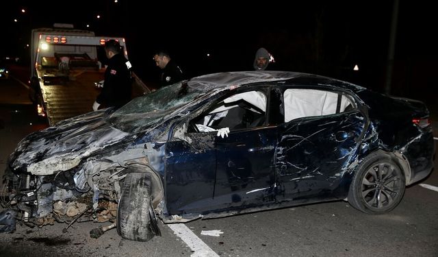 Muğla'da kaldırıma çarparak devrilen otomobildeki 2 kişi yaralandı