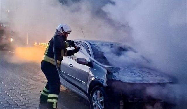 Muğla'da park halindeki otomobil yanarak kullanılamaz hale geldi