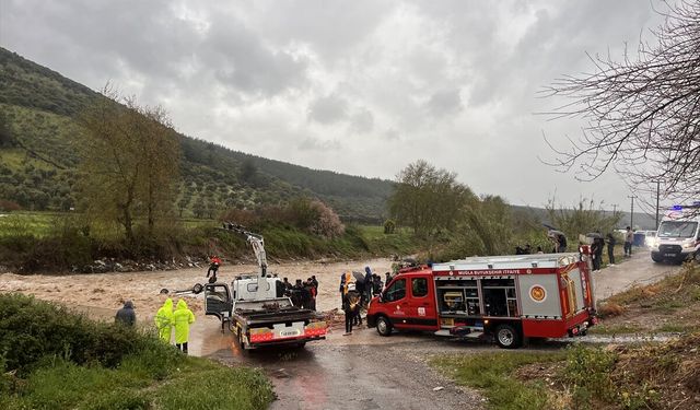 Muğla'da sele kapılan otomobildeki 2 kişiden biri öldü, diğeri kurtarıldı