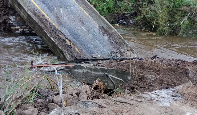 Muğla'da şiddetli yağış nedeniyle köprü çöktü