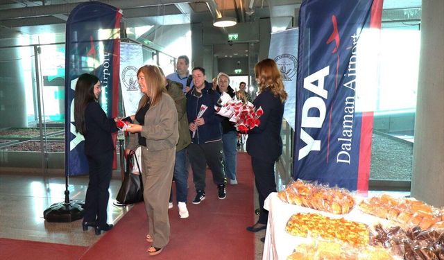 Muğla'ya İngiltere'den gelen sezonun ilk turist kafilesi çiçeklerle karşılandı