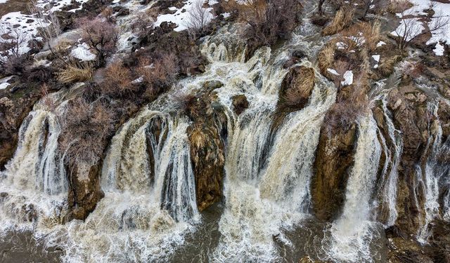 Muradiye Şelalesi yağışların etkisiyle daha coşkulu akmaya başladı