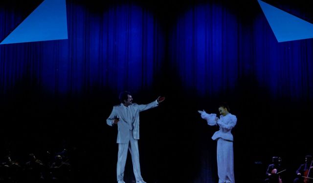 Müslüm Gürses'in hologramı, Türk Telekom'un 5G teknolojisi sayesinde AKM'de düet yaptı