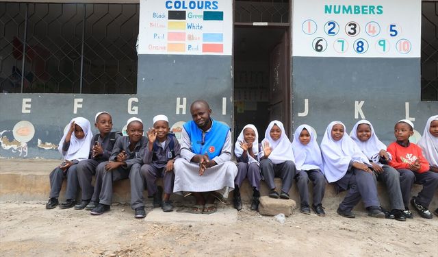 Müslümanlardan etkilenerek İslam'ı seçen Tanzanyalı Arafat, ülkesinde TDV gönüllüsü oldu