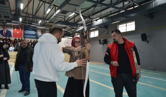 Muş'ta 322 kız öğrenciye okçuluk eğitimi verildi