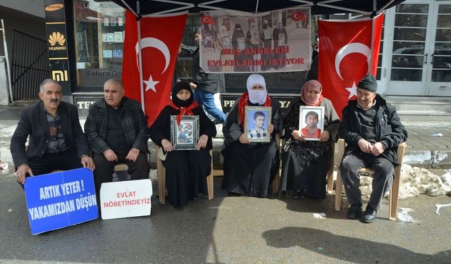 Muş'ta aileler DEM Parti önündeki eylemlerine devam ediyor