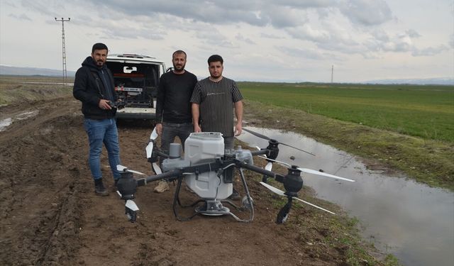 Muş'ta buğday tarlaları zirai insansız hava araçlarıyla gübreleniyor