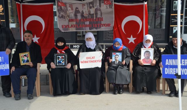 Muş'ta evlatlarına kavuşmak isteyen aileler, DEM Parti önündeki eylemlerini sürdürdü
