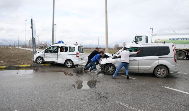 Muş'ta iki hafif ticari araç çarpıştı, 9 kişi yaralandı
