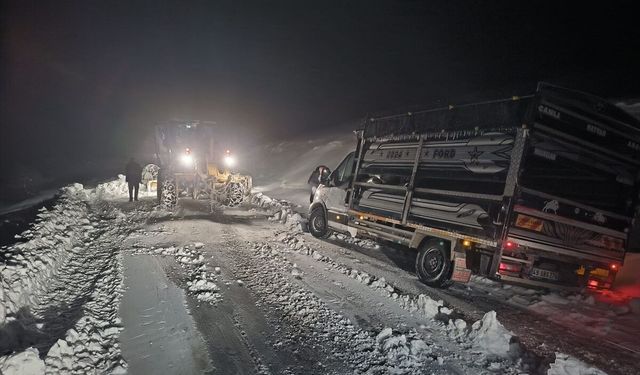 Muş'ta kar nedeniyle araçlarıyla yolda mahsur kalanlar ekiplerce kurtarıldı