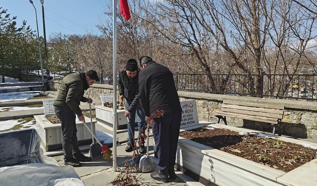 Muş'ta şehitliklerde bakım, onarım ve temizlik çalışması yapıldı