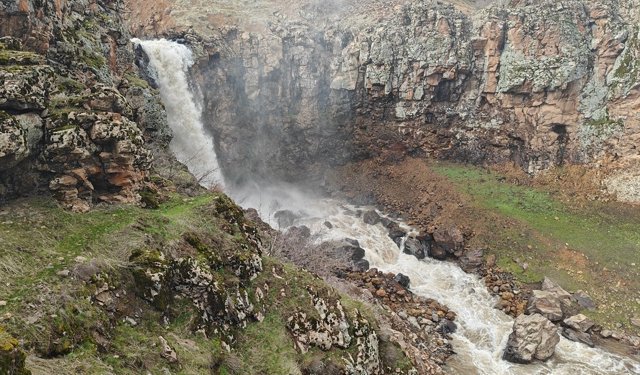Muş'ta şelaleler daha coşkulu akmaya başladı