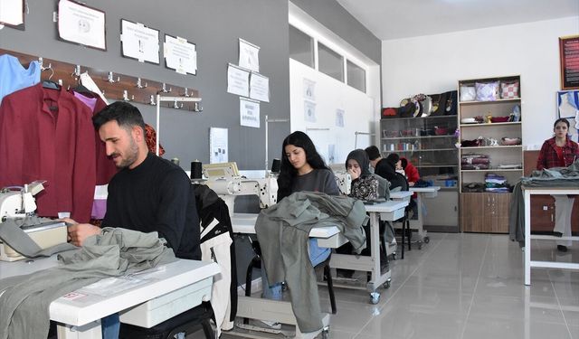 Okul kıyafetlerini diken 'sessiz eller' hem beceri geliştiriyor hem de motive oluyor