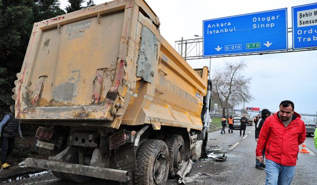 Ordu-Samsun kara yolunda hafriyat kamyonunun devrilmesi sonucu uzun araç kuyruğu oluştu