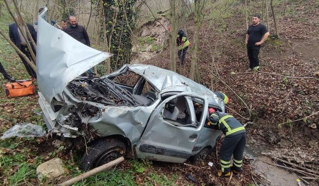 Ordu'da hafif ticari aracın şarampole devrildiği kazada 4 kişi yaralandı