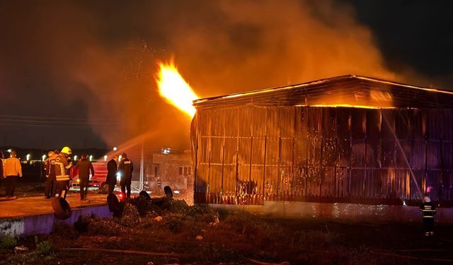 Osmaniye'de kağıt fabrikasında çıkan yangına müdahale ediliyor