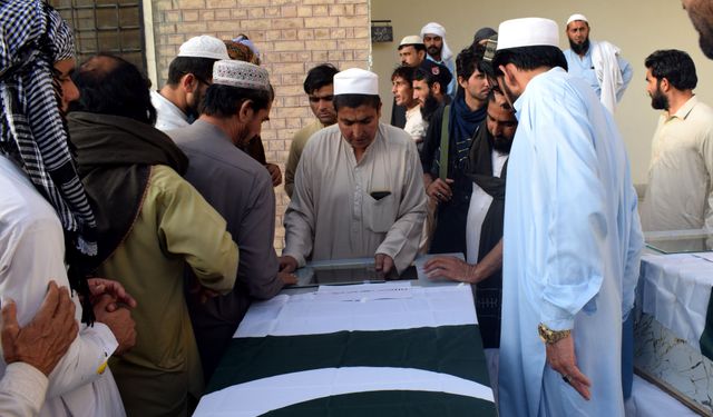 Pakistan'da polis aracının yakınında meydana gelen patlamada 7 polis öldü