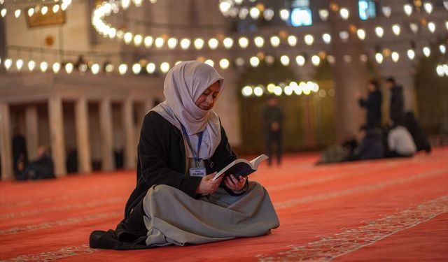 Perulu kadın, binlerce kilometre uzaktan geldiği İstanbul'da turistlere İslam'ı anlatıyor