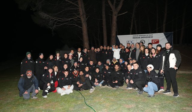 Profesyonel dalgıç, 18 Mart anısına dünya rekoru için Anzak Koyu'nda suya girdi