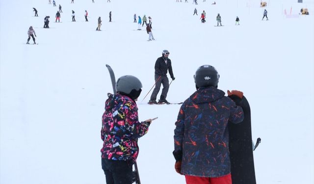 Ramazan Bayramı'nın son gününde Erciyes'teki pistler kayakseverlerle doldu