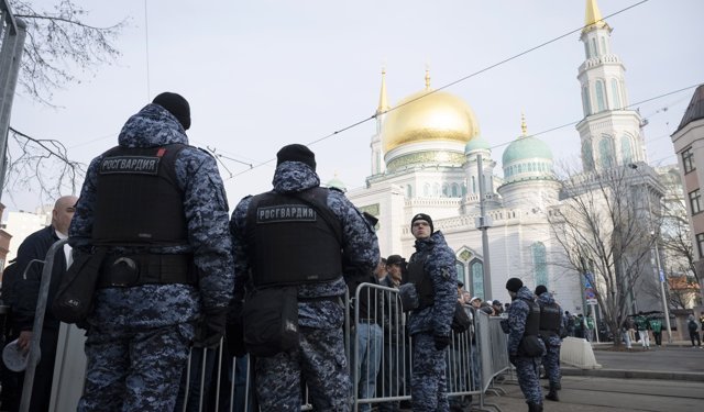 Rusya'da Müslümanlar bayram namazında camilere akın etti