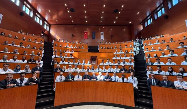 Sağlık Bakanı Memişoğlu Tıp Bayramı'nda hekim adaylarıyla buluştu