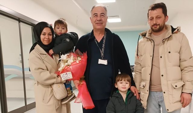 Sağlık personeli boğazına şeker takılan çocuğu Heimlich manevrasıyla kurtardı