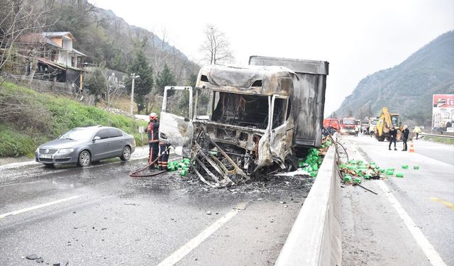 Sakarya'da 3 aracın karıştığı trafik kazasında 2 kişi yaralandı