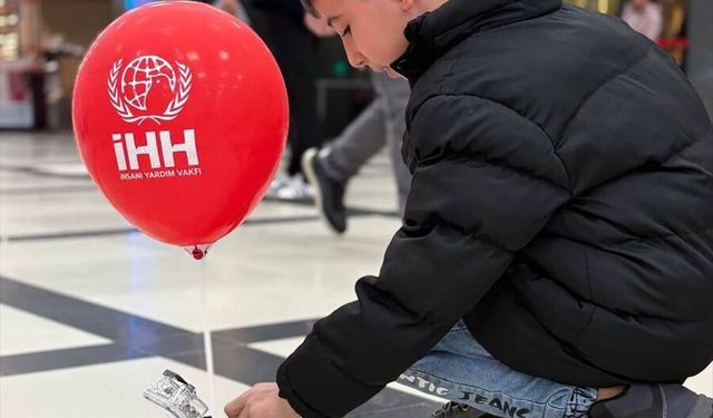 Sakarya'da çocuklara uzaktan kumandalı oyuncak kamyonetle şeker sürprizi