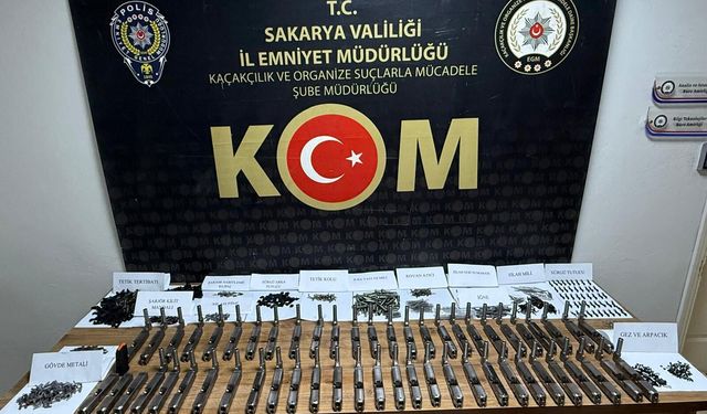Sakarya'da otomobilde 1460 silah parçası ele geçirildi