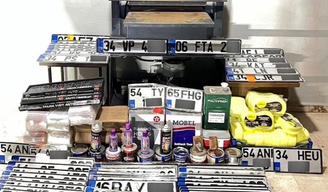 Sakarya'da sahte plaka üretimi ve satışı yapan 3 şüpheli yakalandı