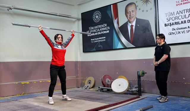 Şampiyon halterci Şaziye, milli sporcular yetiştiriyor