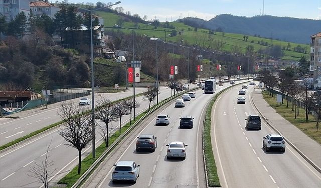 Samsun-Ankara kara yolunun Havza kesiminde trafik yoğunluğu yaşanıyor