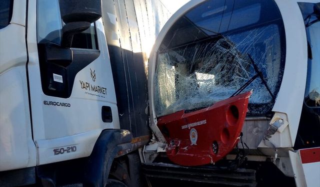 Samsun'da kamyonla tramvayın çarpıştığı kazada 3 kişi yaralandı