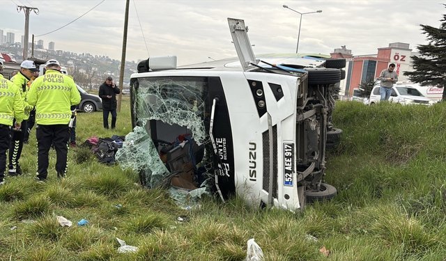 Samsun'da öğrencilerin bulunduğu midibüsün devrilmesi sonucu 11 kişi yaralandı