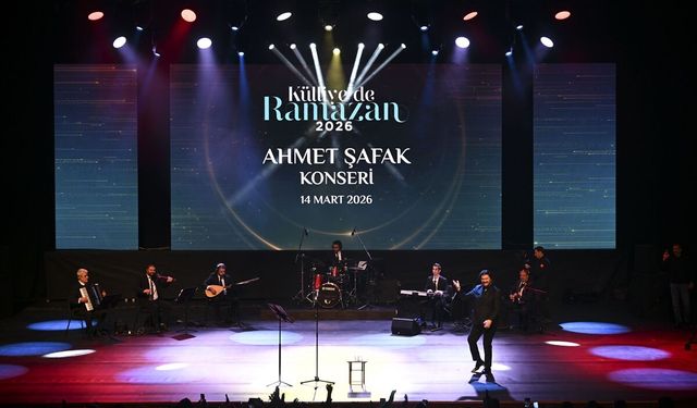 Sanatçı Ahmet Şafak, 'Külliye'de Ramazan' etkinliklerinde konser verdi