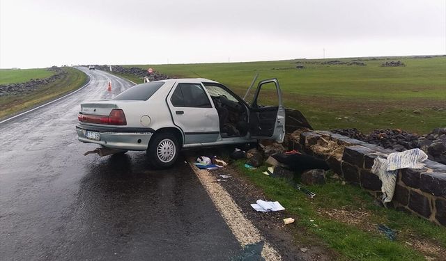 Şanlıurfa'da duvara çarpan otomobildeki 5 kişi yaralandı