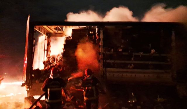 Şanlıurfa'da peçete yüklü tırda çıkan yangın söndürüldü