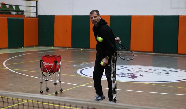 Şanlıurfa'da tenisin yaygınlaşması için 20 yıldır raket sallıyor