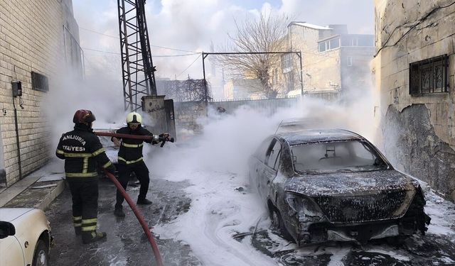 Şanlıurfa'da trafo yangınında 4 araç hasar gördü