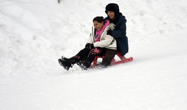 Sarıkamış Kayak Merkezi'nde tatilin son gününde çocuklar kızak keyfi yaşadı