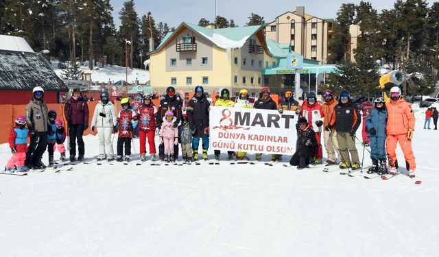 Sarıkamış Kayak Merkezi'ndeki kayak eğitmenleri, kadın kayakseverlere karanfil verdi