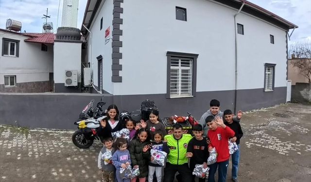 Şehir şehir gezen motokurye bayramda çocuklara oyuncak dağıttı