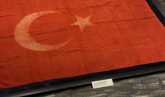Şehit Kamil'in tabutuna örtülen Türk bayrağı müzede sergileniyor
